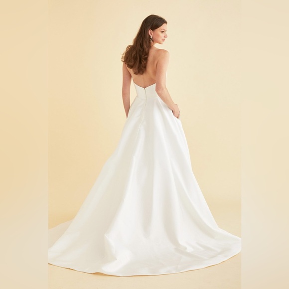 Astrid and Mercedes white satin wedding dress - Picture 2 of 8